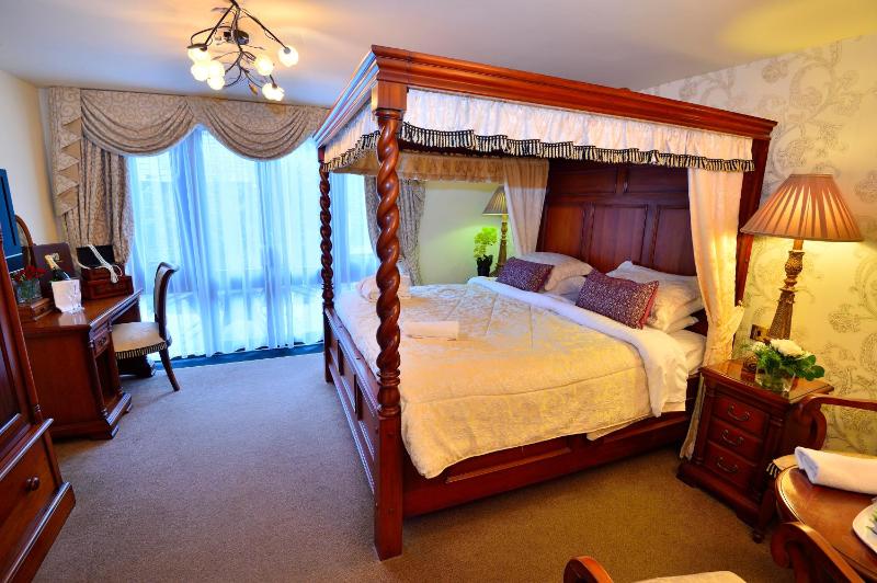 Queen Suite image 2