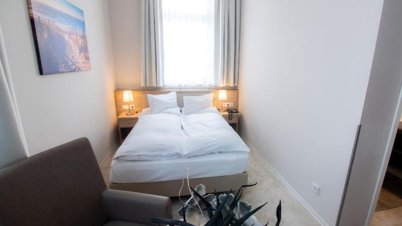 Small Double Room image 3