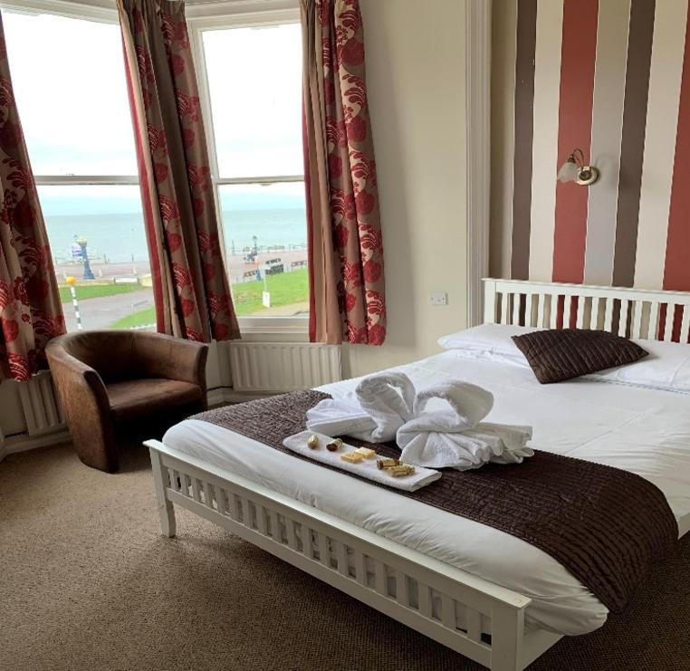 Double Room with Sea View image 2