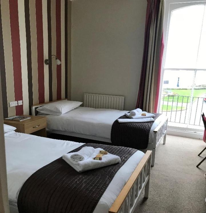 Standard Twin Room with Sea View image 3