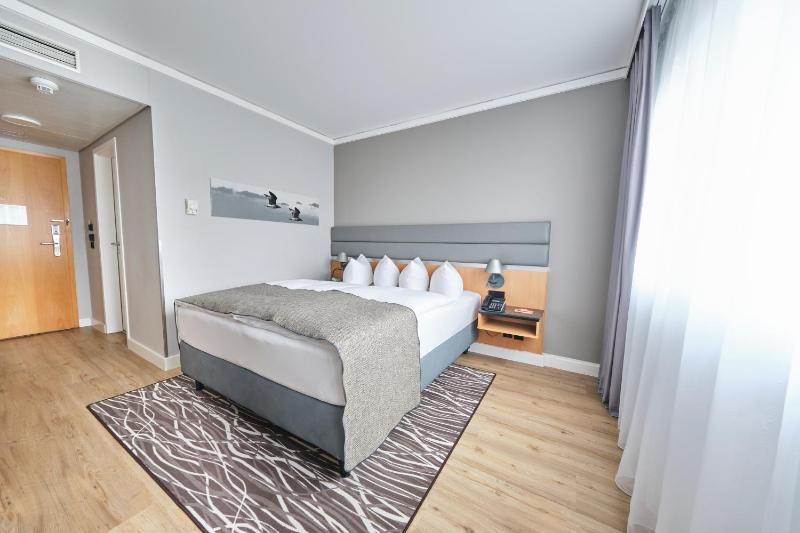 Standard King Room image 1