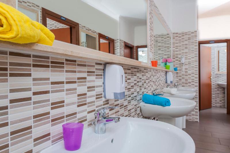 Single Room with Shared Bathroom image 4