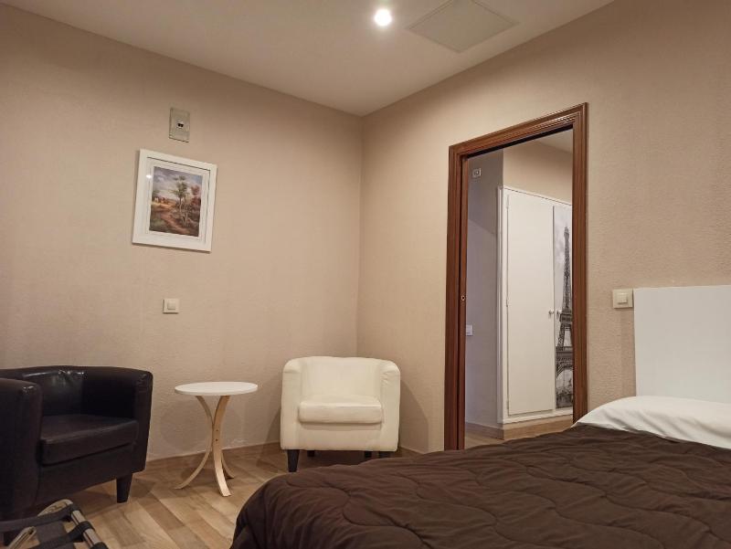 Quadruple Room image 3