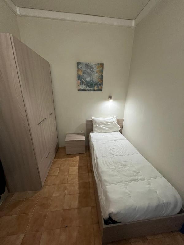 Single Room with Private External Bathroom image 3