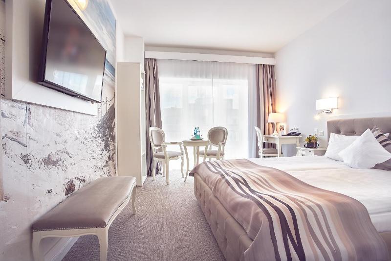 Deluxe Double Room with partial Sea View image 3