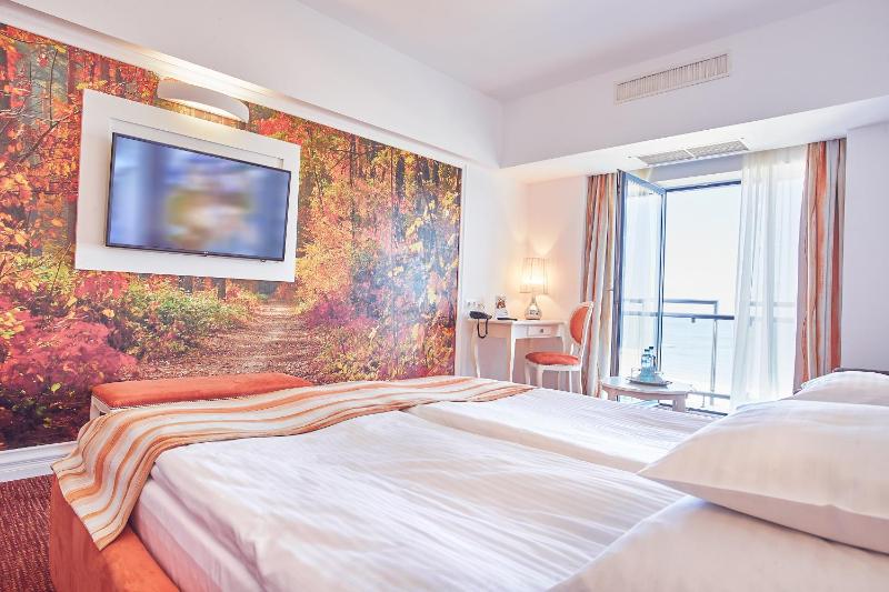 Deluxe Double Room with Sofa, Sea View image 4