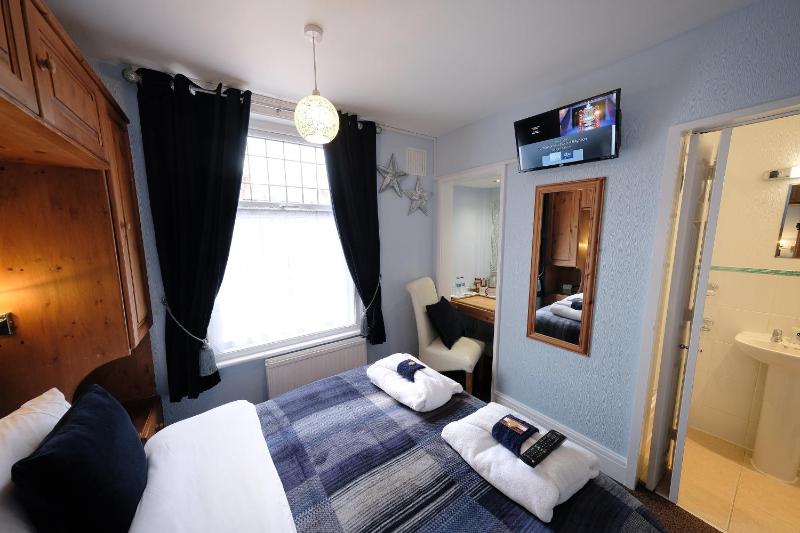 Small Double Room image 3