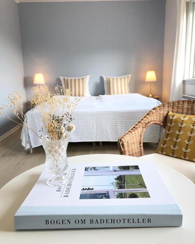 Deluxe Double Room with Side Sea View image 4