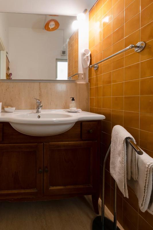Basic Triple Room with Shared Bathroom image 4