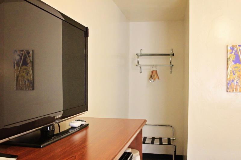 Queen Room image 4
