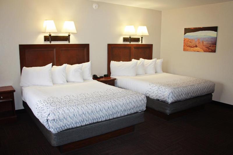 Queen Room with Two Queen Beds image 2