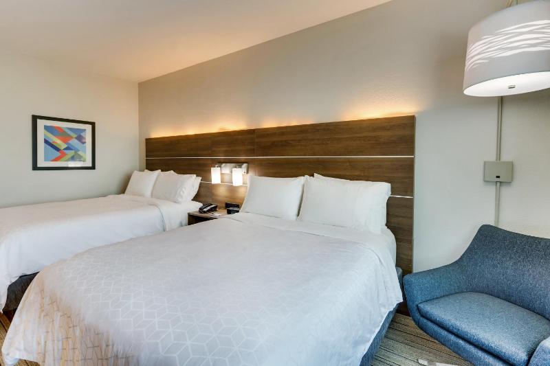 Standard Queen Room with Two Queen Beds image 4