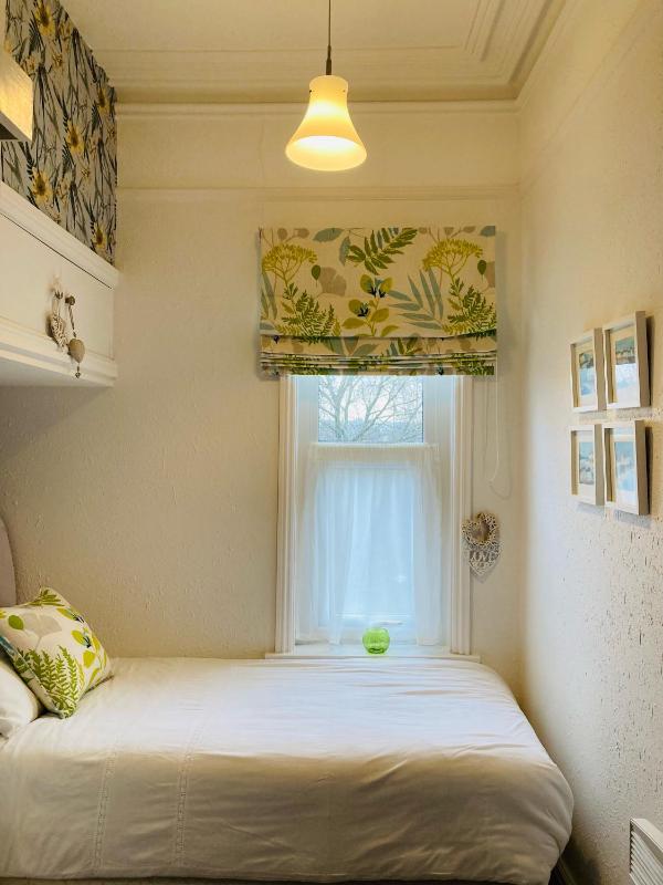 Single Room with En Suite image 1