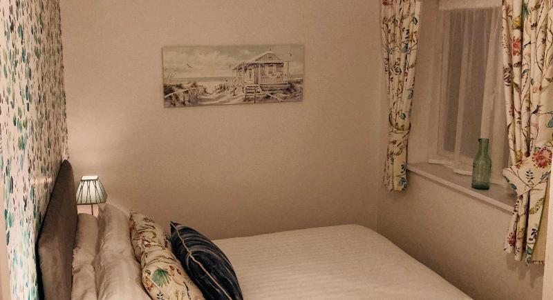 Small Double Room image 3