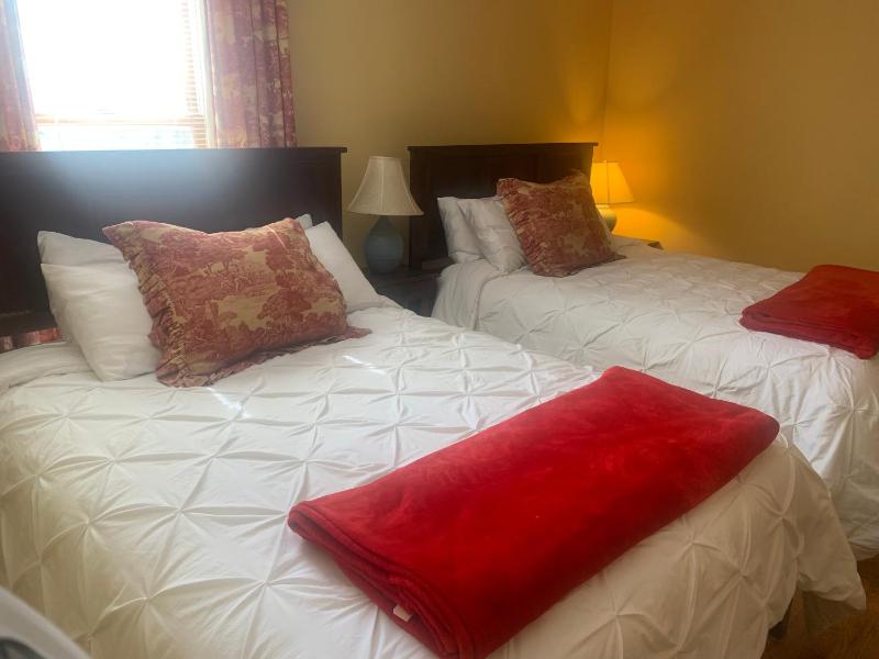 Queen Room with Two Queen Beds - Non-Smoking image 3
