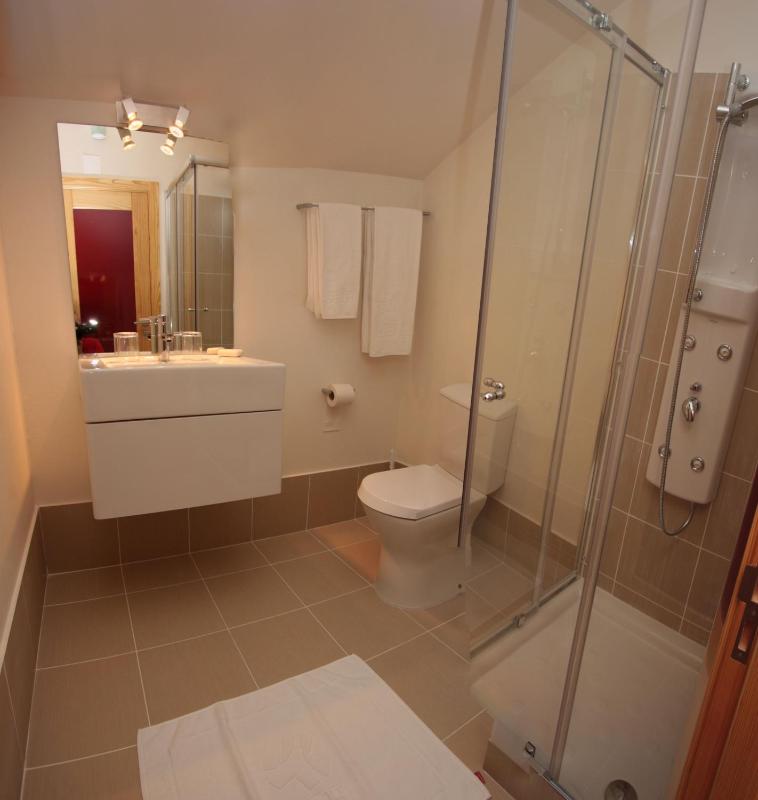 Deluxe Two-Bedroom Apartment image 4