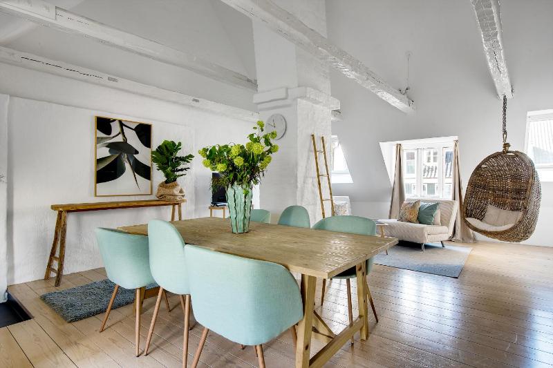 Main 2 - Cute 2-Bdr Apt in Central Copenhagen - image 1