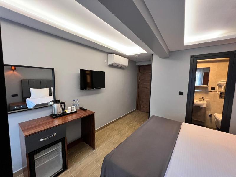 Double Room with Balcony image 2