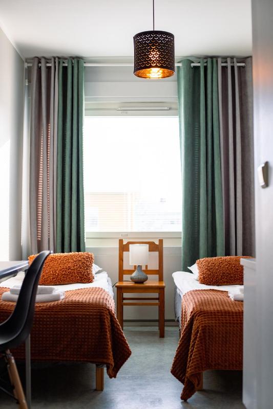 Twin Room with Bathroom image 1