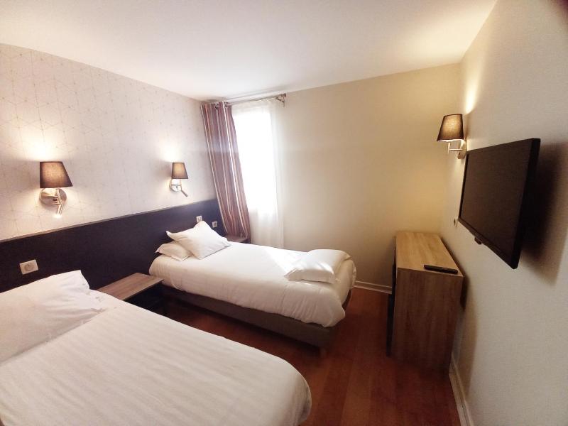 Standard Twin Room image 1