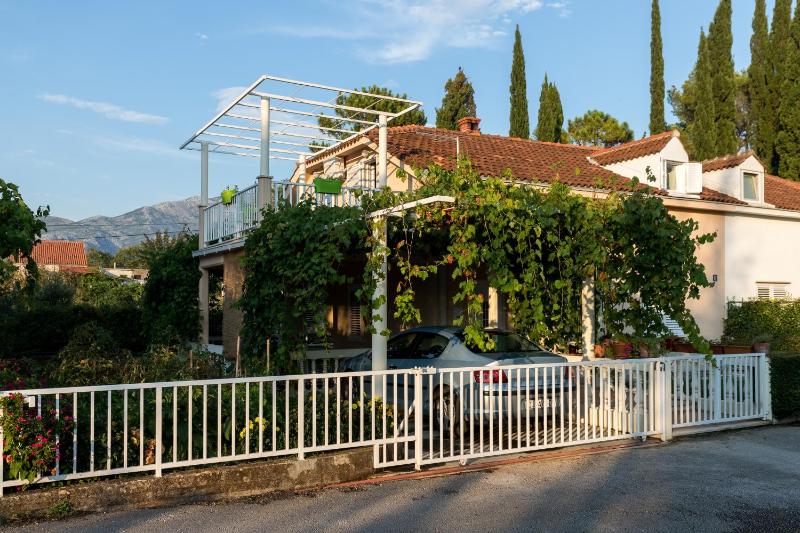 Two Bedroom Apartment with Terrace and Garden View image 2