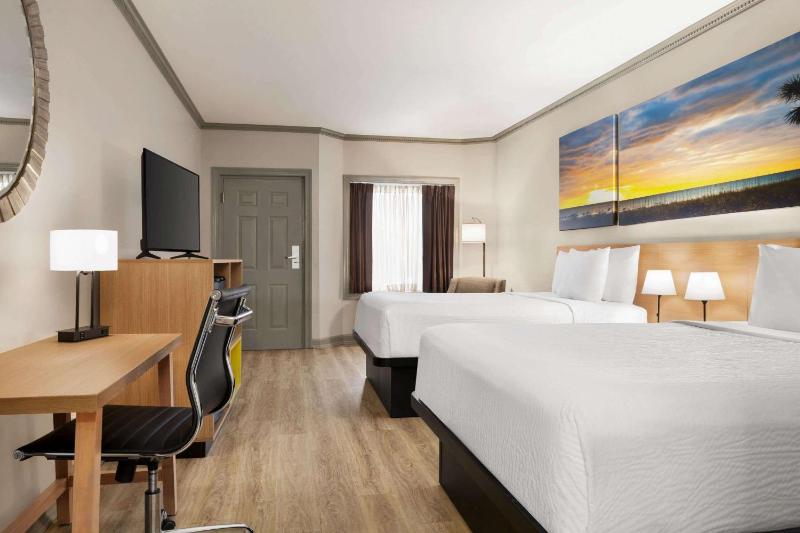 Queen Room with Two Queen Beds - Non-Smoking image 3