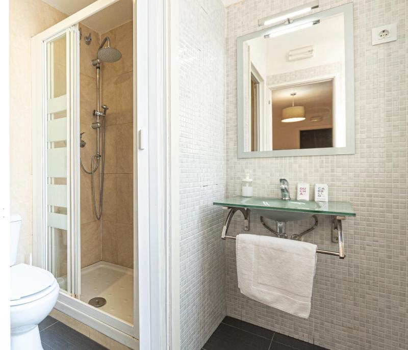 Large Double Room image 4