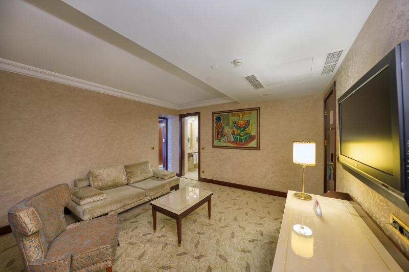 Junior King Suite - Non-Smoking image 4