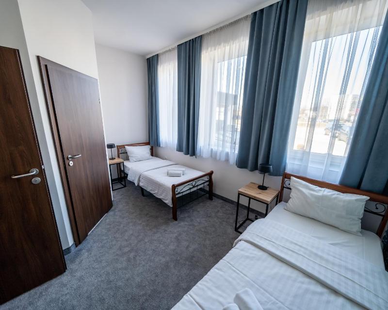 Twin Room image 4