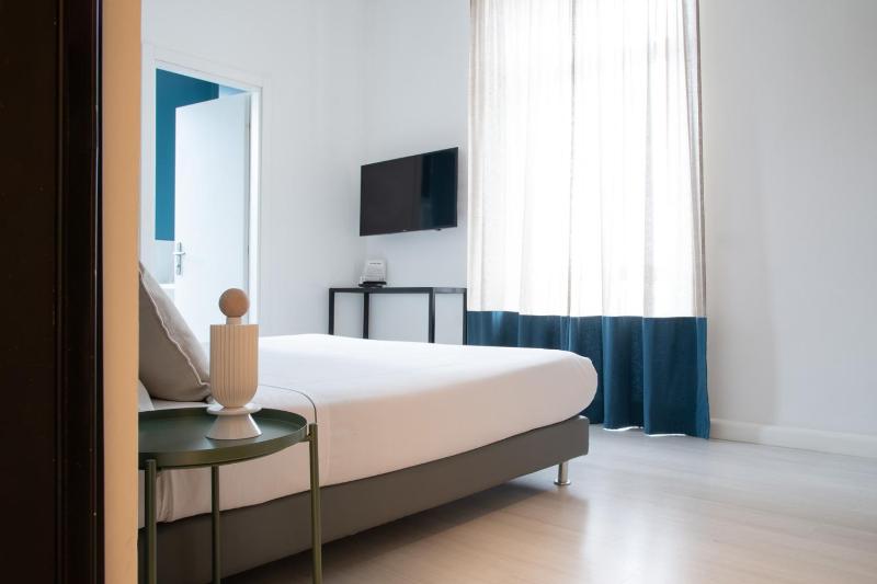 Deluxe Double Room with Sea View Balcony  image 3