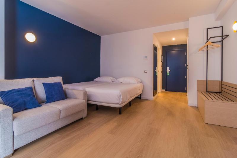 Quadruple Room image 4