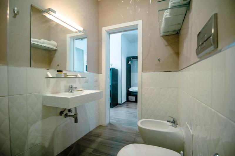 Double Room image 4