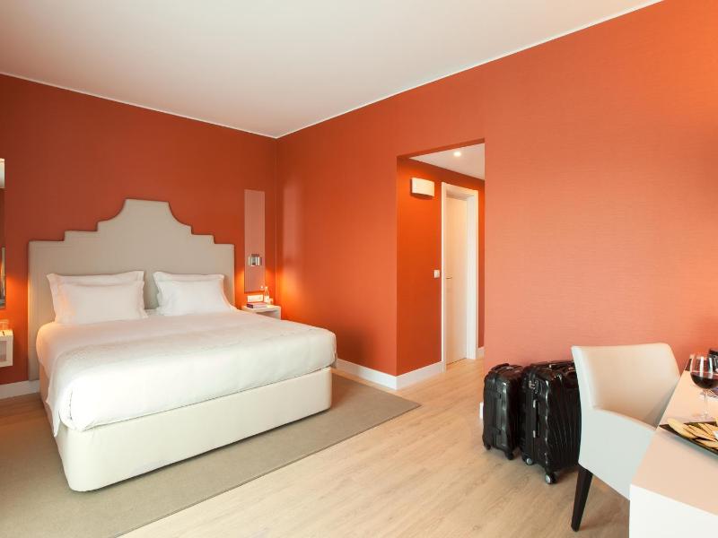 Premium Double or Twin Room with Balcony image 4