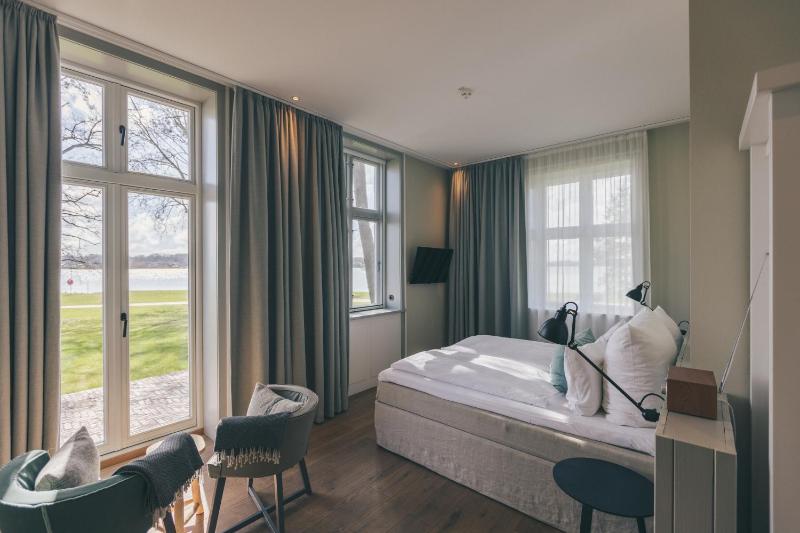 Double Room with Terrace and water view image 1
