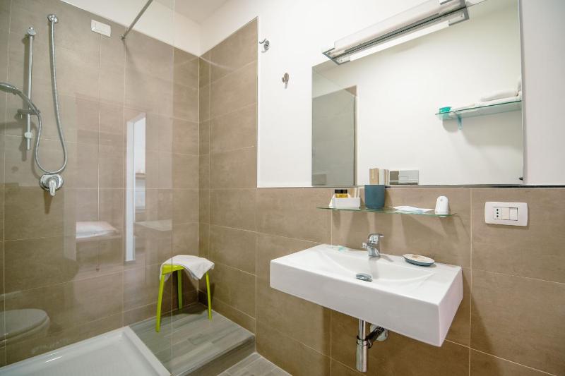Large Double or Twin Room image 2