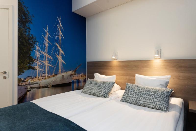 Double or Twin Room with Private Bathroom image 4