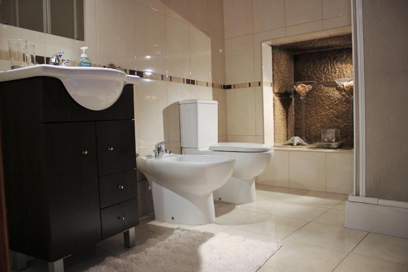 Large Double or Twin Room image 3