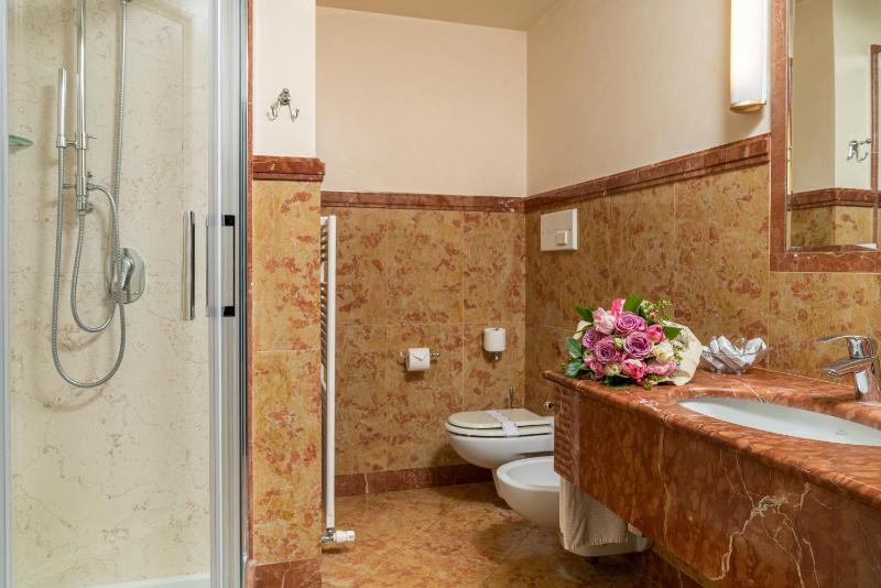 Classic Double Room image 4