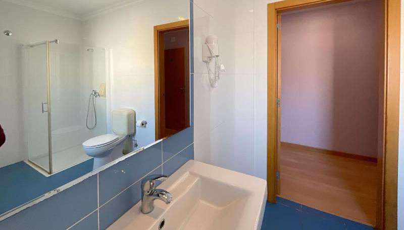 Twin Room image 4