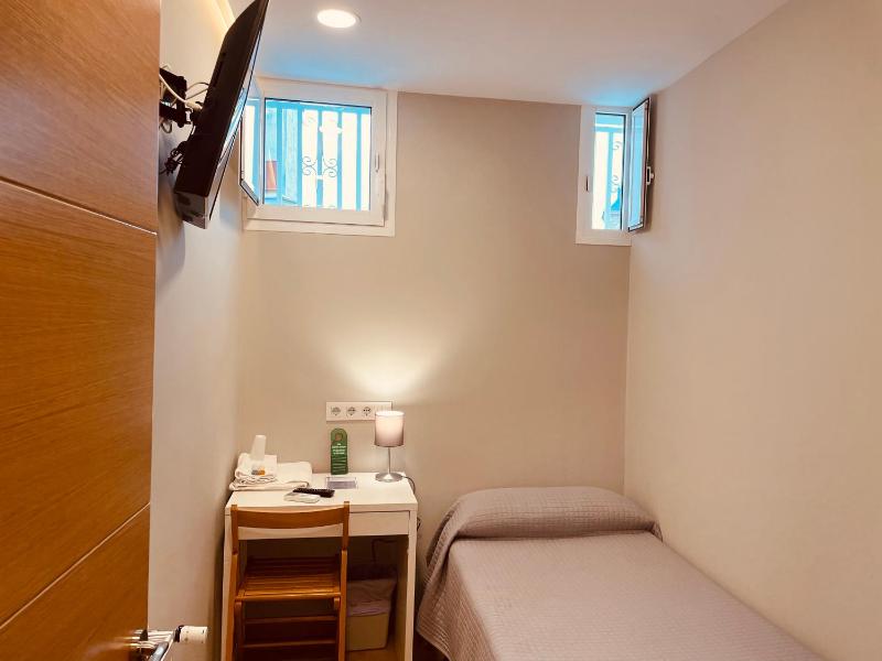 Single Room with Shared Bathroom image 4