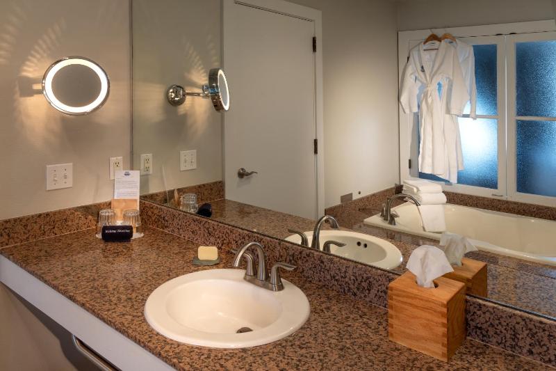Standard King Room image 3