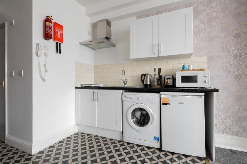 Quadruple Room with Private Bathroom image 4