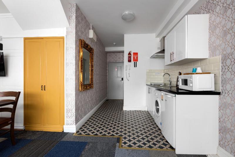 Quadruple Room with Private Bathroom image 3