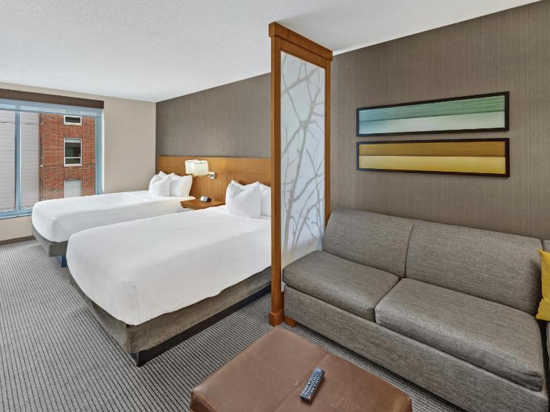 Queen Room with Two Queen Beds and Sofa Bed - High Floor image 2