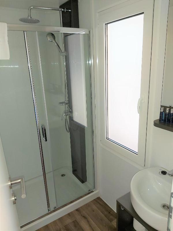 Family Two-Bedroom Mobile Home with Terrace image 3