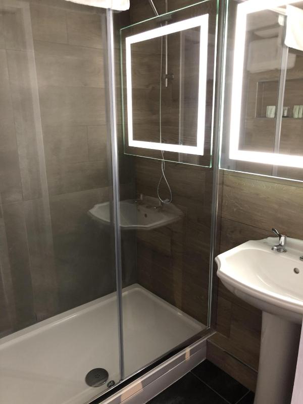 Quadruple Room with Shower image 3