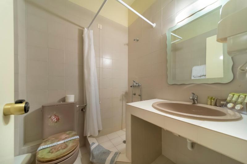Triple Room with Garden View image 2