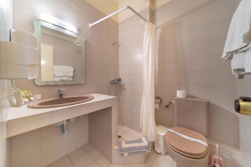 Double Room with Sea View image 4