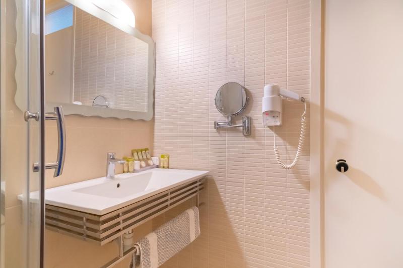 Deluxe Double Room with Sea View image 3