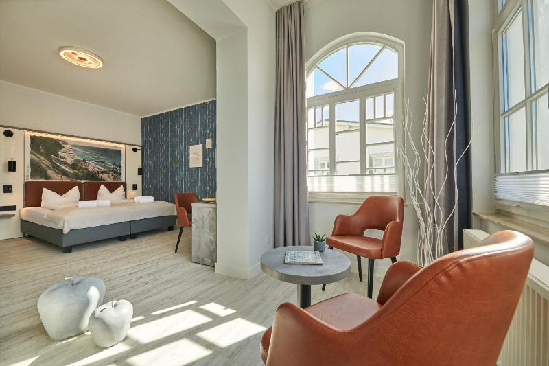 Standard Double Room image 3